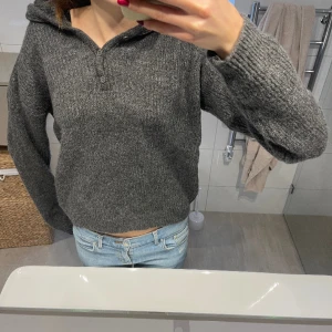 Stickad hoodie - Aldrig använd, endast provad💕 säljer då den inte kommer till användning!