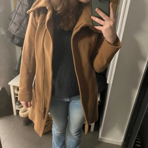 Vintage mackage brun kappa - Säljer min fina bruna kappa från Mackage. Sparsamt använd! 70% wool, 10% kashmire. Strl S, fast skulle säga att den sitter mer som en XS!❤️
