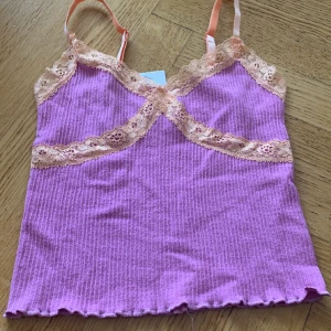 Spetsigt linne  - Ett lila, oranget spetsigt linne från Urban Outfitters 