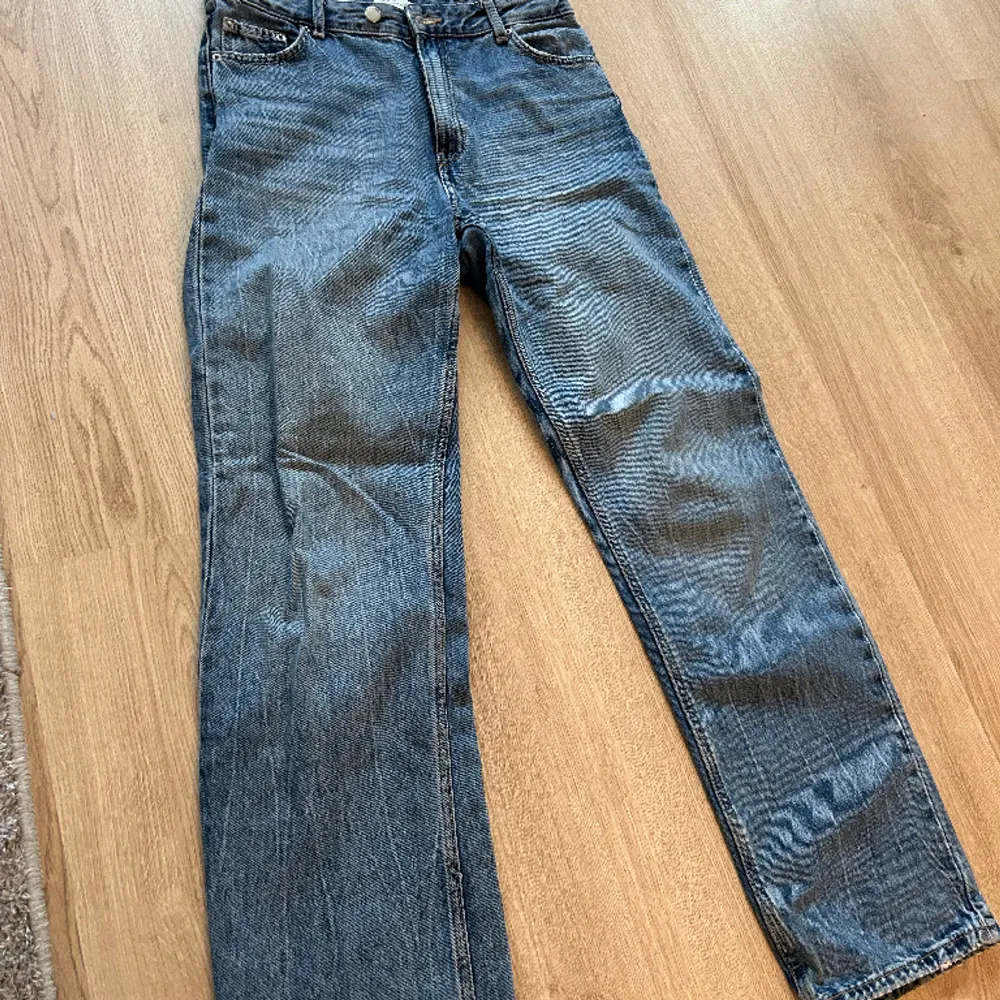 Nästan aldrig använda. Stora i midjan så jag satte dit en extra knapp! 😁👍🏼 Passar mig perfekt som är 165 💘. Jeans & Byxor.