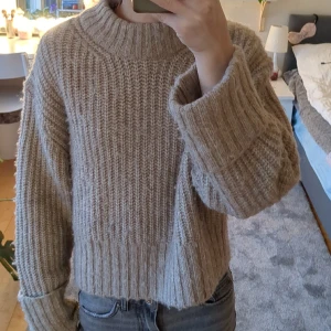Stickad tröja - Jättefin stickad tröja ifrån gina, perfekt till vintern😻🙏🏼