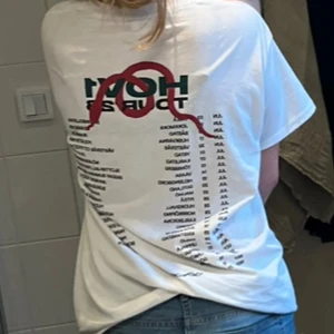 Hov1 t-shirt - Köpt på touren 2023. Fanns bara storlek M kvar och vill nu BYTA till storlek S. Skriv vid intresse. INTE till salu, bara byte!❤️ Perfekt skick, inga defekter. Använd två gånger! Skriv för fler eller bättre bilder! Andra och tredje bild lånad!