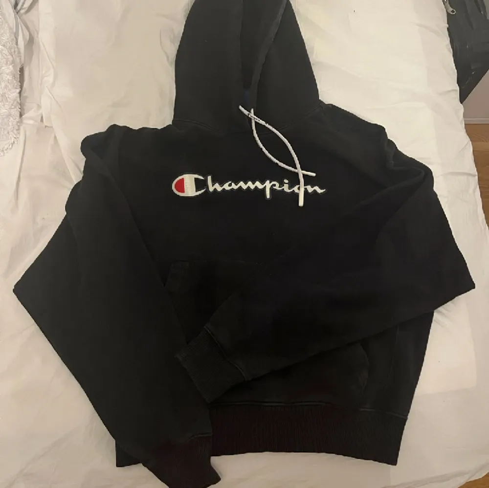 Säljer min Champion hoodie, i fint skick förutom att det lossnat lite vid knytningen.. Hoodies.