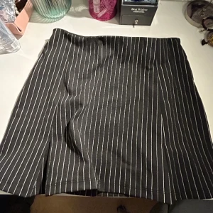 Kjol - en kort kjol, köpt för ett tag sen men lappen är kvar och aldrig använd🩷🩷passar perfekt till en stickad tröja 