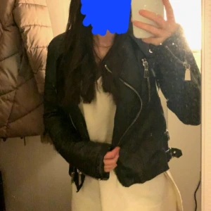 SKINNJACKA CHIQUELLE - Säljer min skit snygga skinn jacka från chiquelle då den inte kommer till användning. Köpt för 799 på deras hemsida 2021. Kontakta mig vid frågor eller fler bilder (kan gå ner i pris vid snabb affär) Det är ej fri frakt vet ej hur man tar bort det!