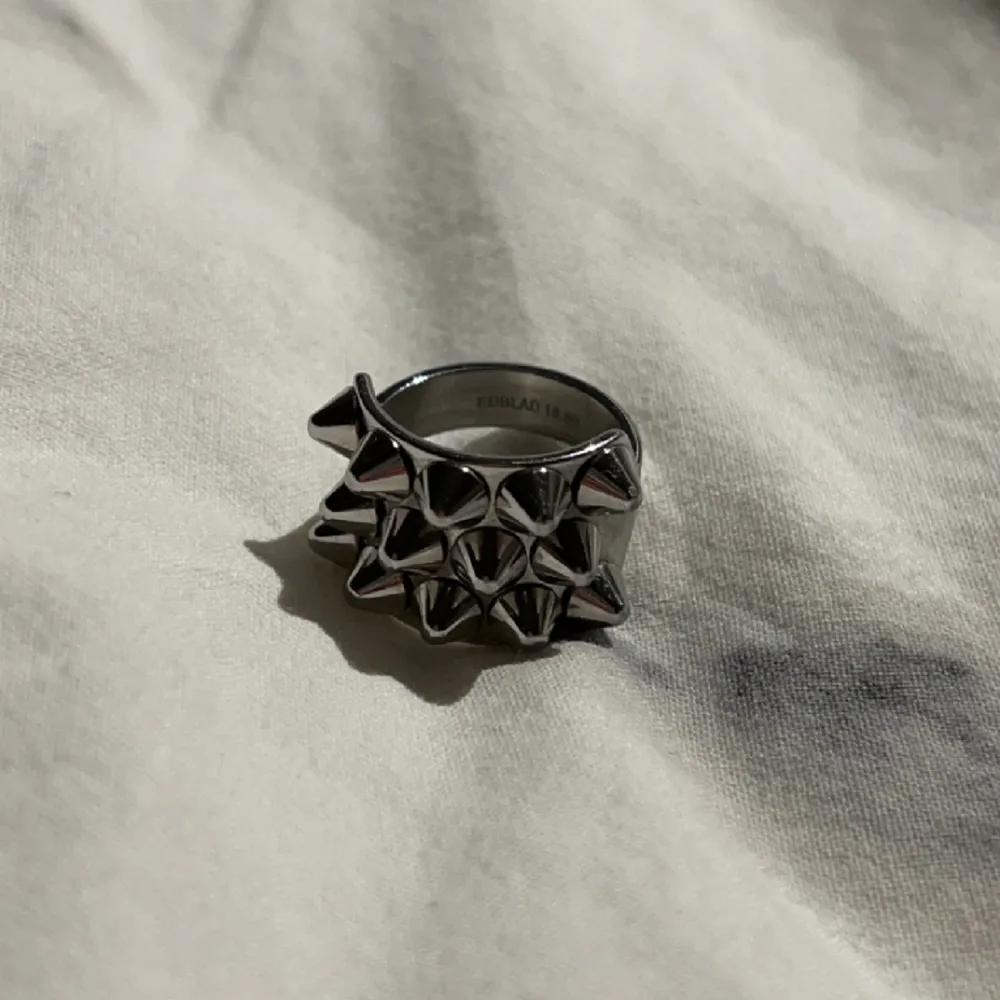 Säljer denna fina silver-ring från Edblad. Den är i bra skick, men är tyvärr lite stor för mig och kommer därför inte till användning längre! 💓Den är i storlek S (16,8 mm). Skriv privat vid frågor eller för fler bilder💓. Accessoarer.