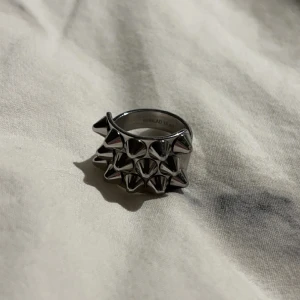 Edblad ring - Säljer denna fina silver-ring från Edblad. Den är i bra skick, men är tyvärr lite stor för mig och kommer därför inte till användning längre! 💓Den är i storlek S (16,8 mm). Skriv privat vid frågor eller för fler bilder💓
