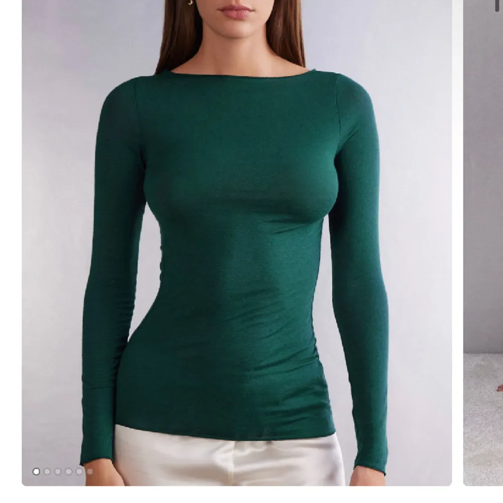En jättefin och bra skick Intimissimi tröja. Den är i den gröna färgen. Knappt använd, inga defekter. Skriv om fler bilder. Diskuterbart pris.. Tröjor & Koftor.