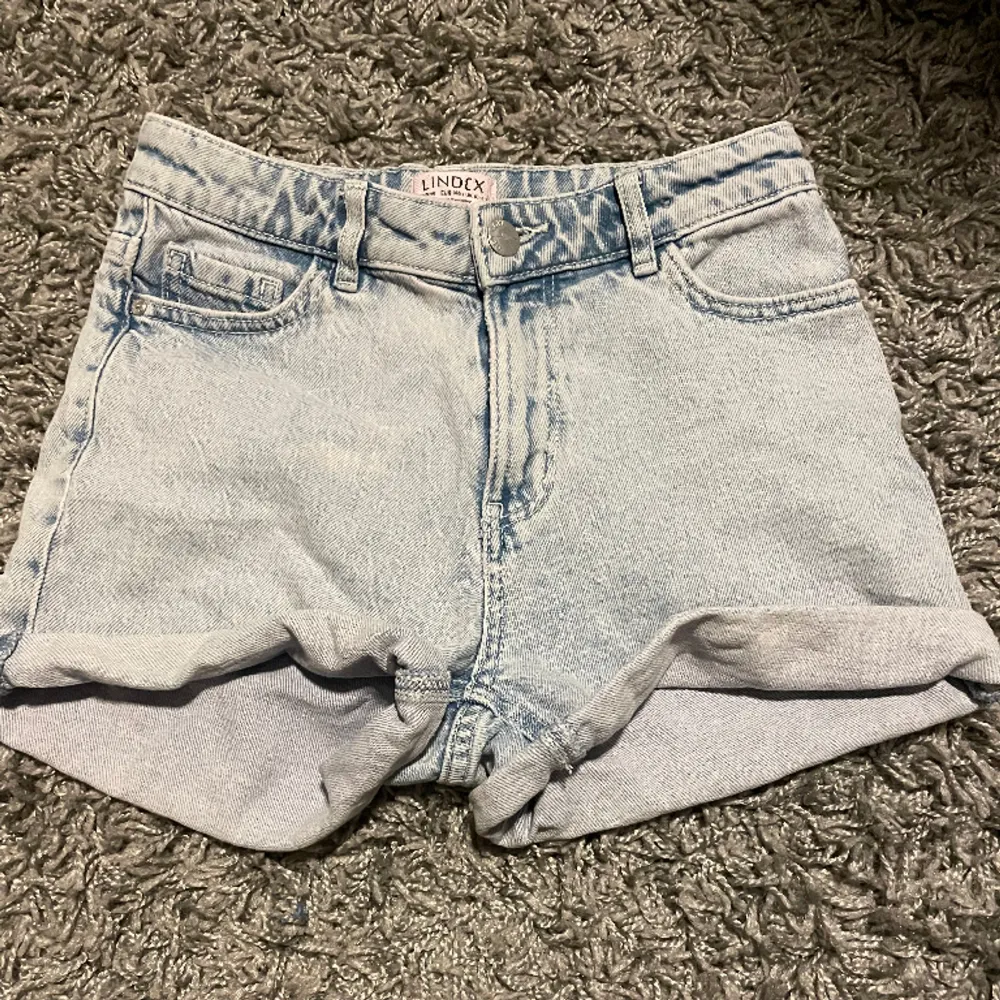 Säljer domma jeans shorts,fina till sommaren. Kontakta mig om du vill köpa💕. Shorts.