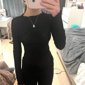 Svart topp - Svart lite genomskinlig topp ifrån Gina Tricot i storlek S. Tröjan är mer genomskinlig än på bilden så vill ni ha fler i naturligt ljus kan jag skicka💞