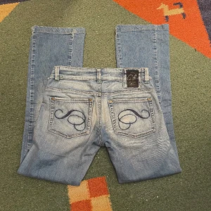 Lågmidjade jeans - Ascoola lågmidjade jeans från vero moda 💝 Coola detaljer på fickor både fram och bak ✨ Säljer pga de ej passar mig perfekt. Stl S/36