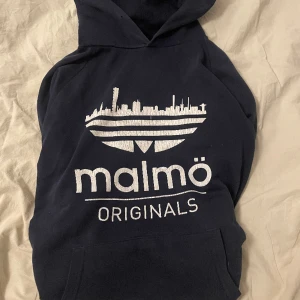 Slutsåld Malmö Orignials hoodie - Tja, denna balla hoodie går ej att få tag på längre pga Adidas har copyrightskyddat produkten. Den är väldigt sällsynt och finns ej på marknaden! Ett litet färgstreck finns (se bild 2) men annan lysande skick.🙌