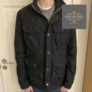 Ted Baker field jacket - Säljer denna feta field jacket från Ted baker | Jackan är i väldigt bra skick förutom en liten defekt, kom privat för bild.