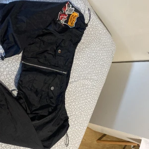 svart topp med fickor - väldigt snygg när man tar på den, den är inte töjbar, jag har aldrig använt den