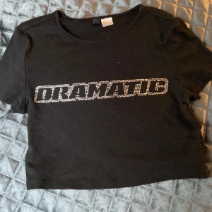 T-shirt  - Säljer denna t-shirt som inte kommer till någon användning längre. T-shirten är från H&M och är använda få gånger