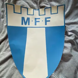 Tjena nu säljer jag min tyg malmö FF klibba till ett sjukt bra pris på denna klibban om man tänker att nypris är 250 kronor!. Hör av er vid några frågor och frakt ingår ej!.