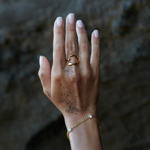 Guld ring  - Säljer en justerbar guldring från Timi of sweden (inte äkta guld utan rostfritt stål) säljer pågrund av att jag fick två likadana i julklapp. (Helt ny, inte öppnad ur förpackningen!!)  