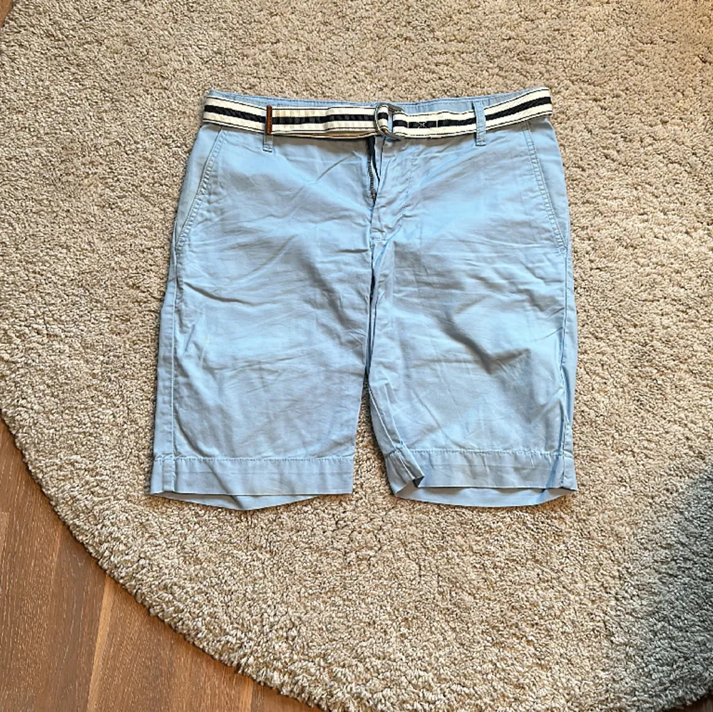 Himmelsblå Chinos shorts från US polo assn. Med tillhörande skärp. Stl. 30. Fint skick. Shorts.