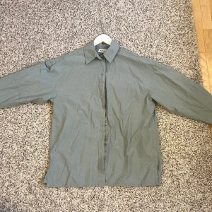 Weekday kjorta - Nästan ny. Pris går att diskutera 