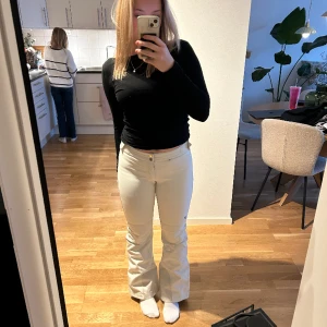 Vita peak performance skidbyxor - Vita supersnygga peak performance skidbyxor, sitter superfint och är ganska stretchiga. Storlek S men skulle även säga att de passar xs. Superfint skick, som nya.