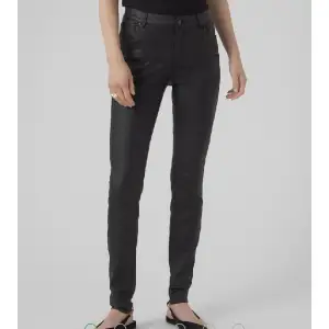 Säljer dessa jeans pga det är för små för mig. Skriv för egna bilder eller för mer info. Betalning sker via Swish och köparen står för frakten. Inga returer💓