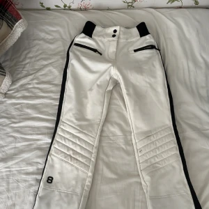 Skidbyxor  - Säljer dessa jätte snygga skidbyxor från 8848 eftersom att dem är försmå på mig nu! Dem har några fläckar på sig som går bort i tvätten, dem är sparsamt använda. Använd gärna köp nu