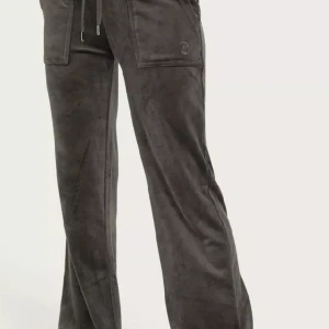 Juicy Couture byxor - Säljer mina Juicy Couture byxor i färgen Top hat eftersom att dem är alldeles för stora för mig och använder inte så mycket. Det ända som är trasigt är att en metallgrej på snöret har ramlat av men har 2 extra och det går att laga enkelt. Kom med bud