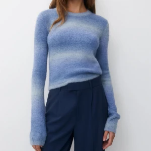 OMBRÉ - Stickad tröja - Säljer denna snygga och helt oanvända tröja (ligger kvar i orginal förplackningen). Då den tyvärr inte passade mig som önskat. Beställd  från Zalando från PULL&BEAR för 379kr i stl M. Säljer för 300kr💗😊