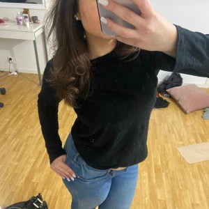 långärmad tröja - jättefin svart långärmad tröja ifrån Lager157 i strl 150 men sitter som en S, skriv för fler bilder❤️