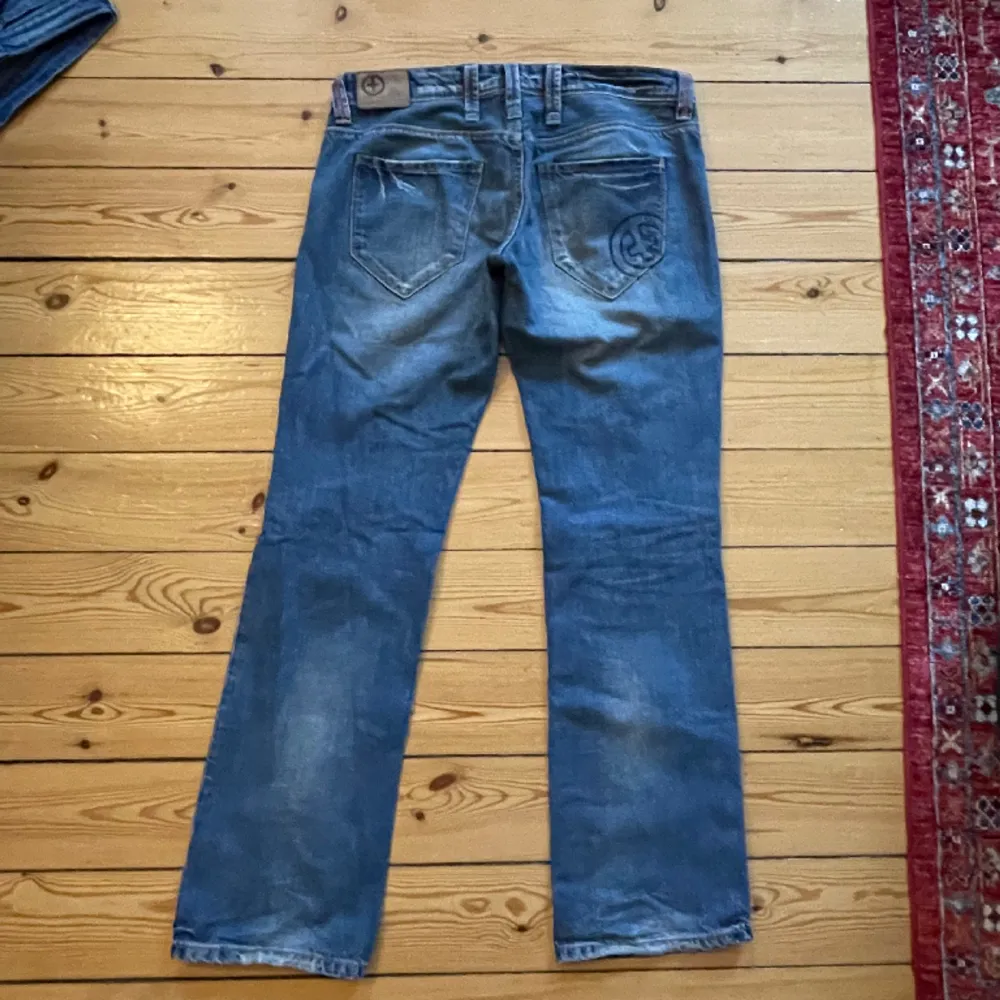 Jättefina lågmidjade jeans från KUYICHI, som nya! Midjemått: 87cm Innerbenslängd: 81cm  FRI FRAKT❗️ (Använder inte köp nu funktionen så skriv om du vill köpa). Jeans & Byxor.