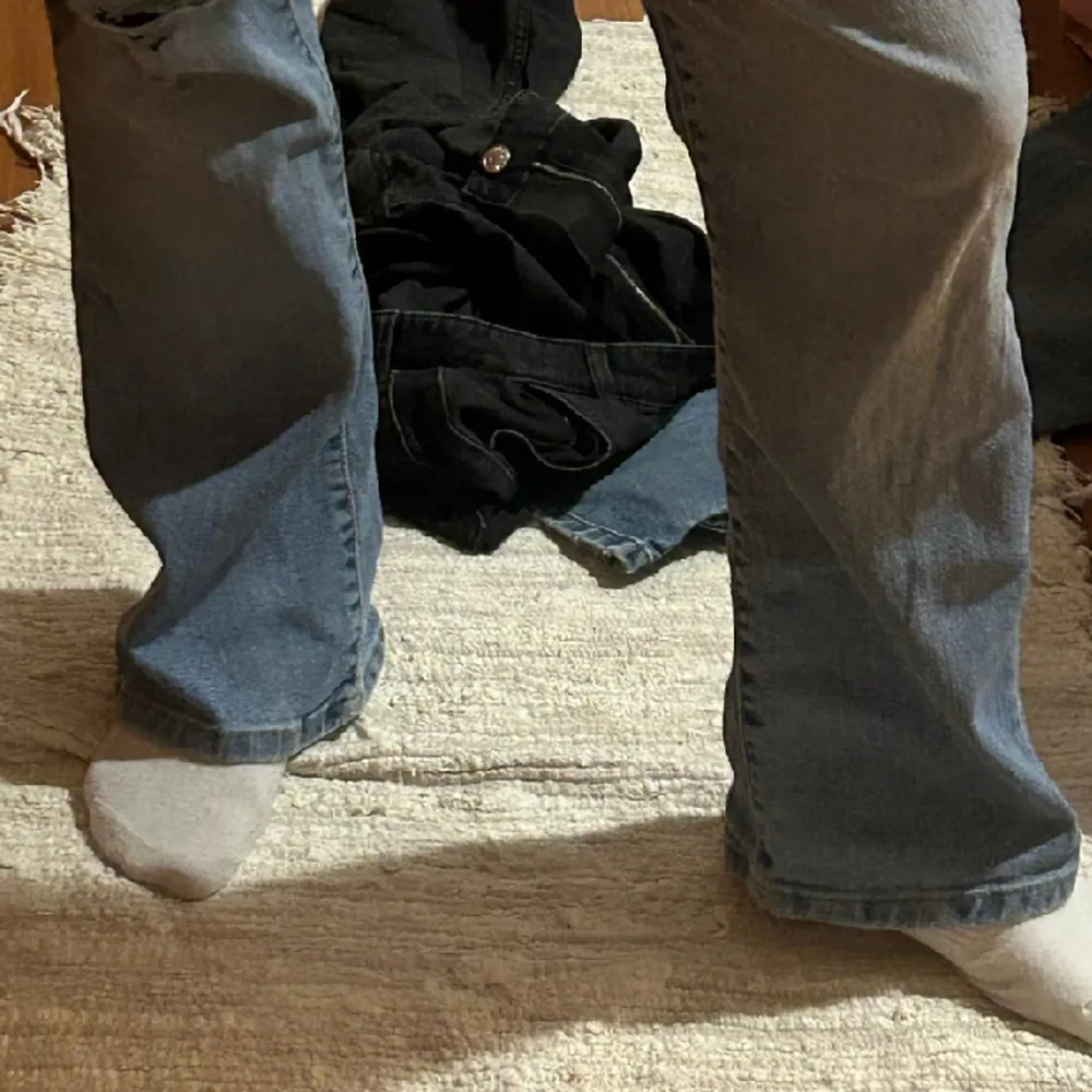 Säljer dessa bootcut Levis jeans i storlek 27 eller 38. Jag är 160 och det passar perfekt (se sista bild). Midjemått 37cm rakt över. Jag har vanligtvis 36/S och dessa sitter bra men skulle rekommendera en storlek 38.   FRAKT 79kr!! . Jeans & Byxor.