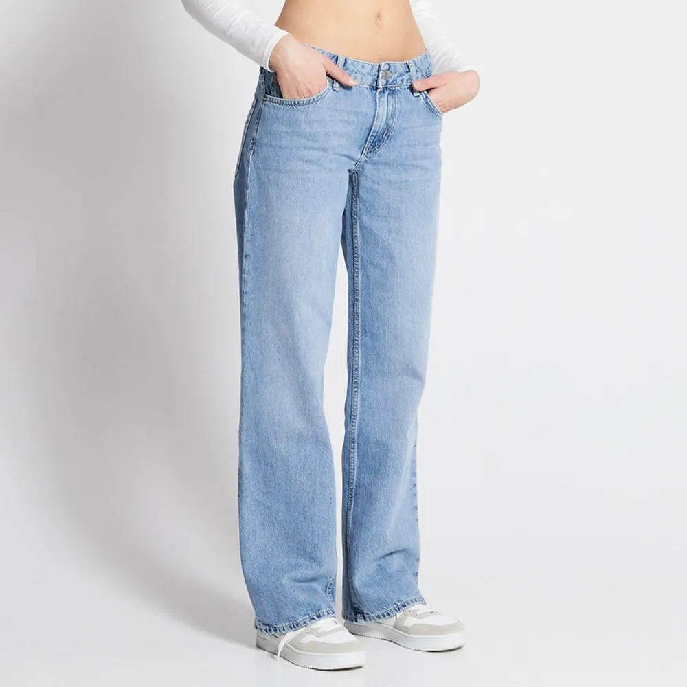Hej, jag säljer nu dessa low waist jeansen i storlek Xs från Lager 157 eftersom de inte kommer till användning. De är bara använda fåtal gånger. De säljs för 200 kr och nypriset är 400 kr, (priset går att diskuteras). kontakta mig vid frågor! 💋. Jeans & Byxor.