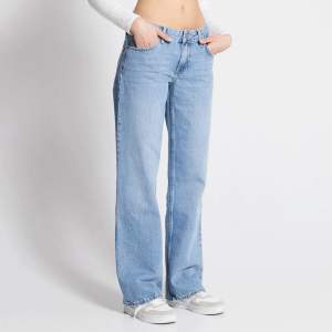 Hej, jag säljer nu dessa low waist jeansen i storlek Xs från Lager 157 eftersom de inte kommer till användning. De är bara använda fåtal gånger. De säljs för 200 kr och nypriset är 400 kr, (priset går att diskuteras). kontakta mig vid frågor! 💋