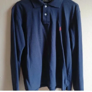 Polo Ralph Lauren Piké långärmad M - Bra skick. Använt ett fåtal gånger. Storlek M. Slim fit. 
