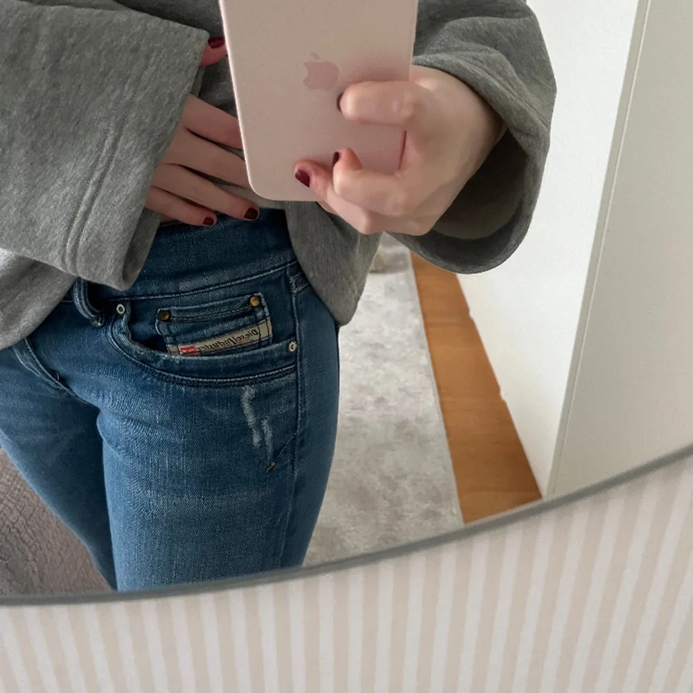 Säljer dessa superfina Low waist diesel jeans pågrund av att dem inte kommer till användning. Jeansen har en liten tillgjord slitning på ena fickan fram. Älskar dem här jeansen. Skriv för fler bilder. Jeans & Byxor.