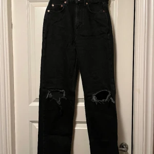 90s high waist jeans  - Säljer mina jeans från Gina tricot, använda men i bra skick. Storlek 32 