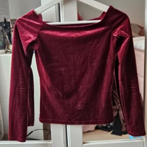 Vinröd topp - Off-shoulder. Köpt second hand så vet inte märket. Aldrig använd av mig då den va för liten.