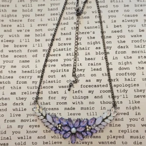 Chunky halsband - Chunky halsband med blom-detalj. Bra skick.