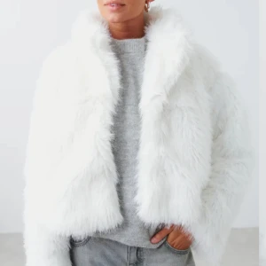 pälsjacka - säljer denna populära jacka från Ginatricot i strl XS. Helt oupppackad med lapparna kvar. Säljes pga har en till likadan. Säljer för 350 plus frakt 💕