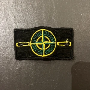Stone Island märke - Tagen ifrån en gamal stone island tröja som gått sönder. ❤️❤️❤️