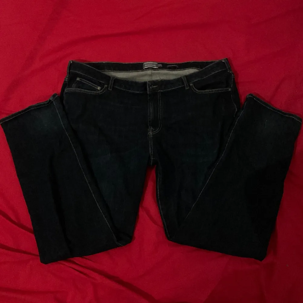 Coola baggy jeans. Väldigt fina men har tvär inte använt så mycket. Skriv om frågor<3. Jeans & Byxor.