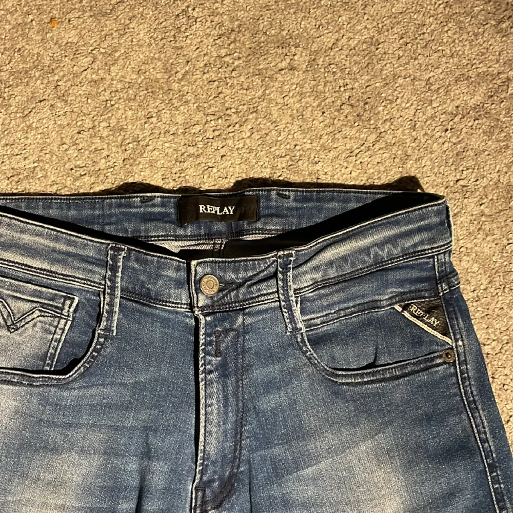 Säljer nu dessa sjukt snygga replay jeans. Superbra skick, inga tecken på användning. Skriv för fler bilder!. Jeans & Byxor.