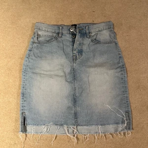 Jeanskjol  - Jeanskjol från lager 157 med knappar. Fransig ned till