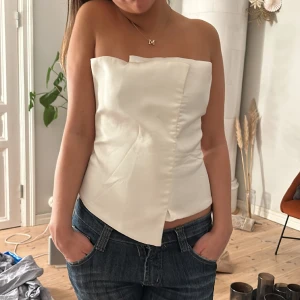 Bandeautopp - Helt oanvänd bandeautopp från zara i storlek S, super fin. Säljer då jag inte kunde lämna tillbaka den och lite stor💕köptes för 329kr