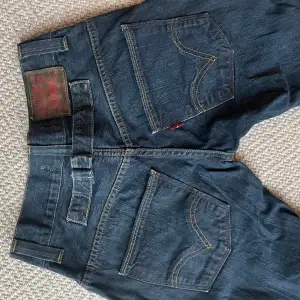 Ett par 511 slim levi’s jeans som är för små för mig. Stilren mobel. Inga skador, bra skick. 