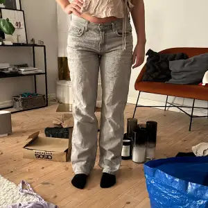 Gråa midwaist jeans i storlek 36 från Gina tricot. Super fina!💕