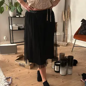 Superfin svart kjol med prickigt övertyg i storlek L. Den är från zara och funkar fint som klänning också! 💕Strl L men funkar bra på mig som är en S!