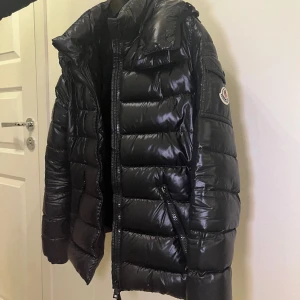 Moncler svart dam jacka strl 1 - Moncler jacka i modellen bady. Använd, men i väldigt gott skick. Köpt från NK. Kvitto finns. Ny pris: 14 659kr Priset kan diskuteras