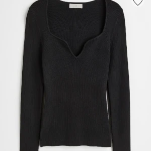 Uringad topp - Säljer denna helt nya topp från h&m då den ej kom till användning. Så så fin uringning! Säljer billigt då jag behöver plats i garderoben. Hör av er vid funderingar eller tryck gärna på köp nu (fri frakt) 💓