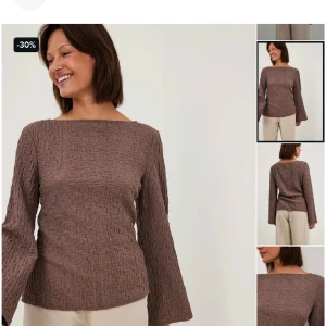 Topp Nakd - Superfin slutsåld tröja från Nakd, säljer då den inte används. Köptes för 349kr och är i bra skick (inga tecken på användning). Storlek 32 men passar absolut upp mot en 36. Hör av er vid frågor eller tryck gärna på köp nu (fri frakt)